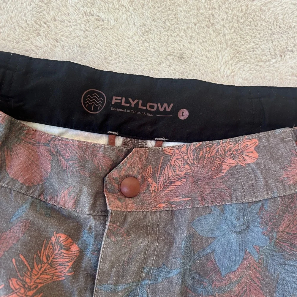 Flylow Reynolds Shorts Mens Large Mountain Bike Shorts Blue/Red Floral Print